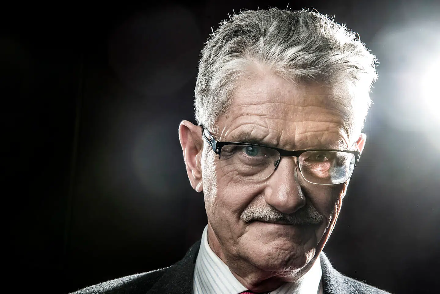 »Beskeden fra Lykketoft er imidlertid stadig, at de dumme og de nationalt sindede skal straffes med en formueskat på en procent af formuer på over 7,5 mio. kroner uden nogen fradrag eller lofter,« skriver Thomas Bernt Henriksen i denne leder.