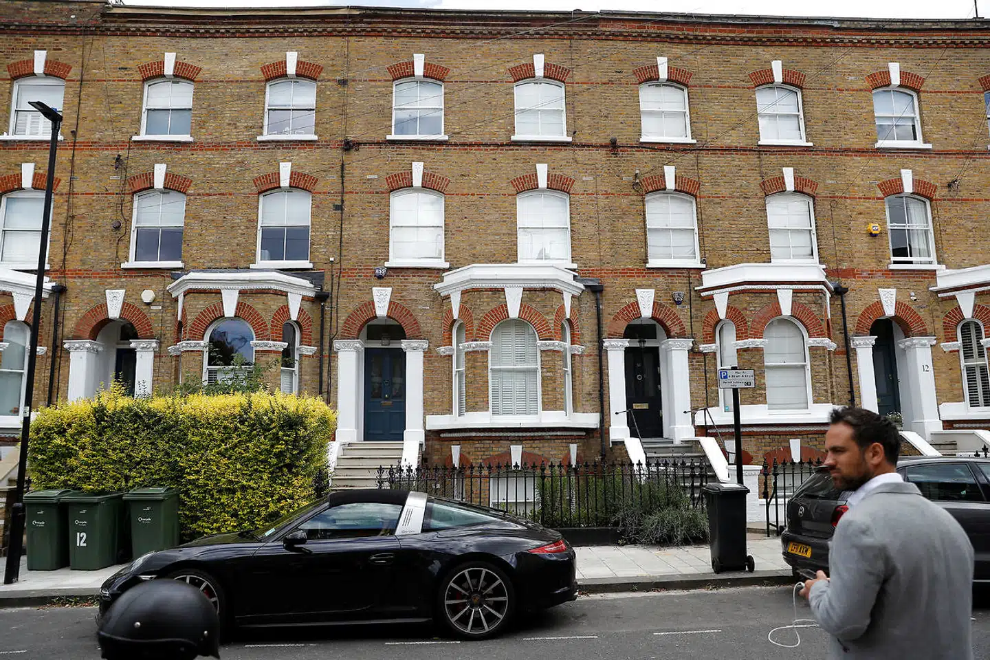 Liget af en mand dukkede op i en baghave bag disse huse i det sydvestlige London.