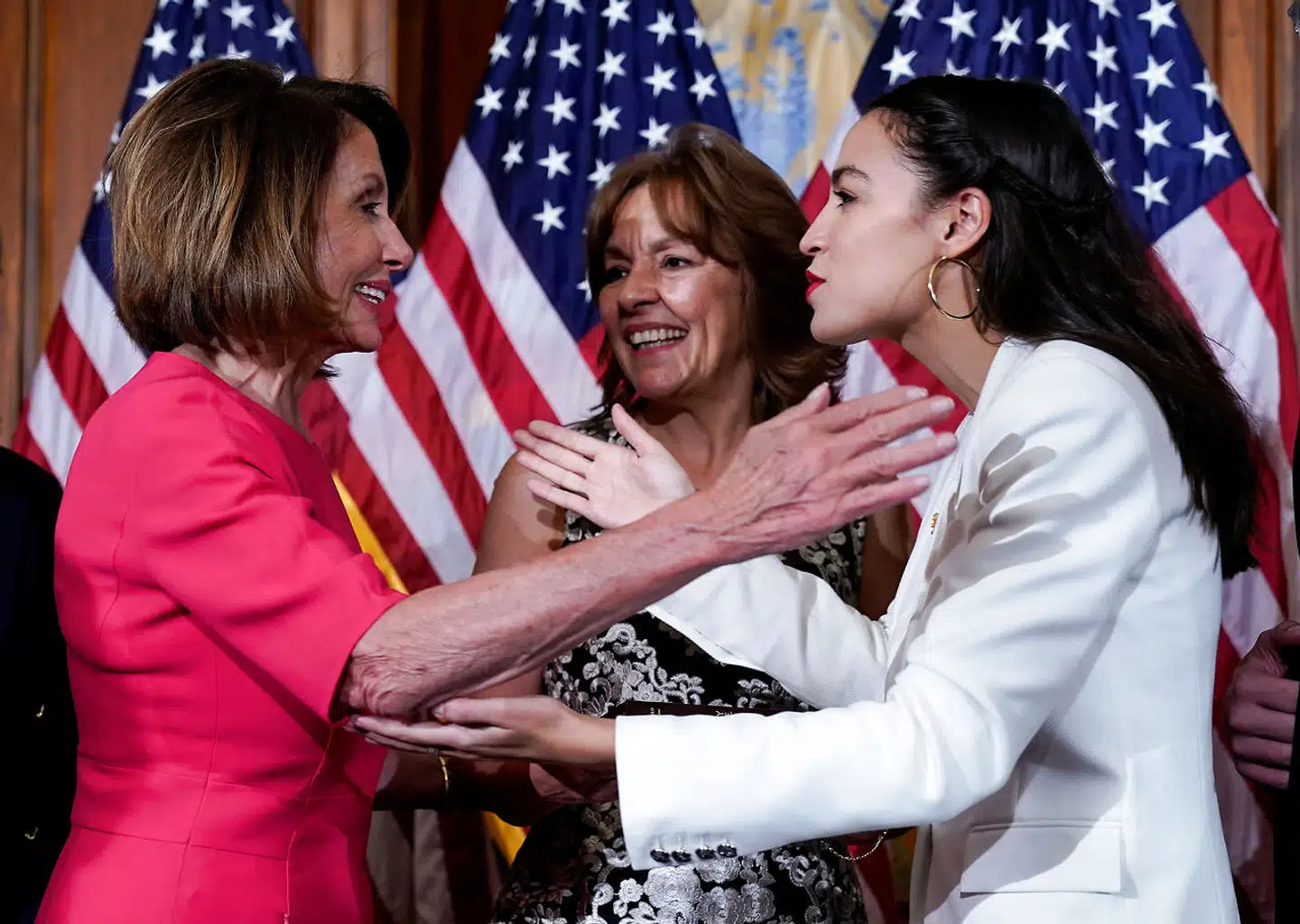 Alexandria Ocasio-Cortez hilser på Demokraternes leder i Huset, Nancy Pelosi, på sin første dag som folkevalgt. Senere gik deres relation helt skævt.