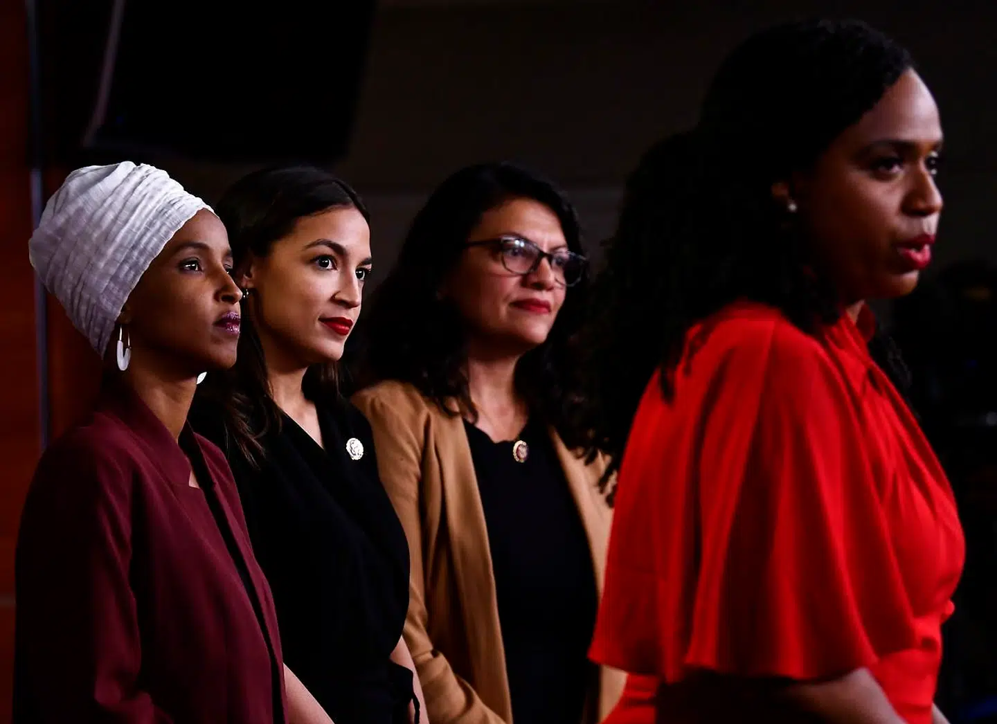 De fire medlemmer af Demokraternes venstrefløjsgruppe, The Squad, blev alle valgt ind ved midtvejsvalget i 2018. Gruppen består af Ayanna Pressley, Ilhan Omar, Rashida Tlaib samt den største politiske stjerne, Alexandria Ocasio-Cortez.