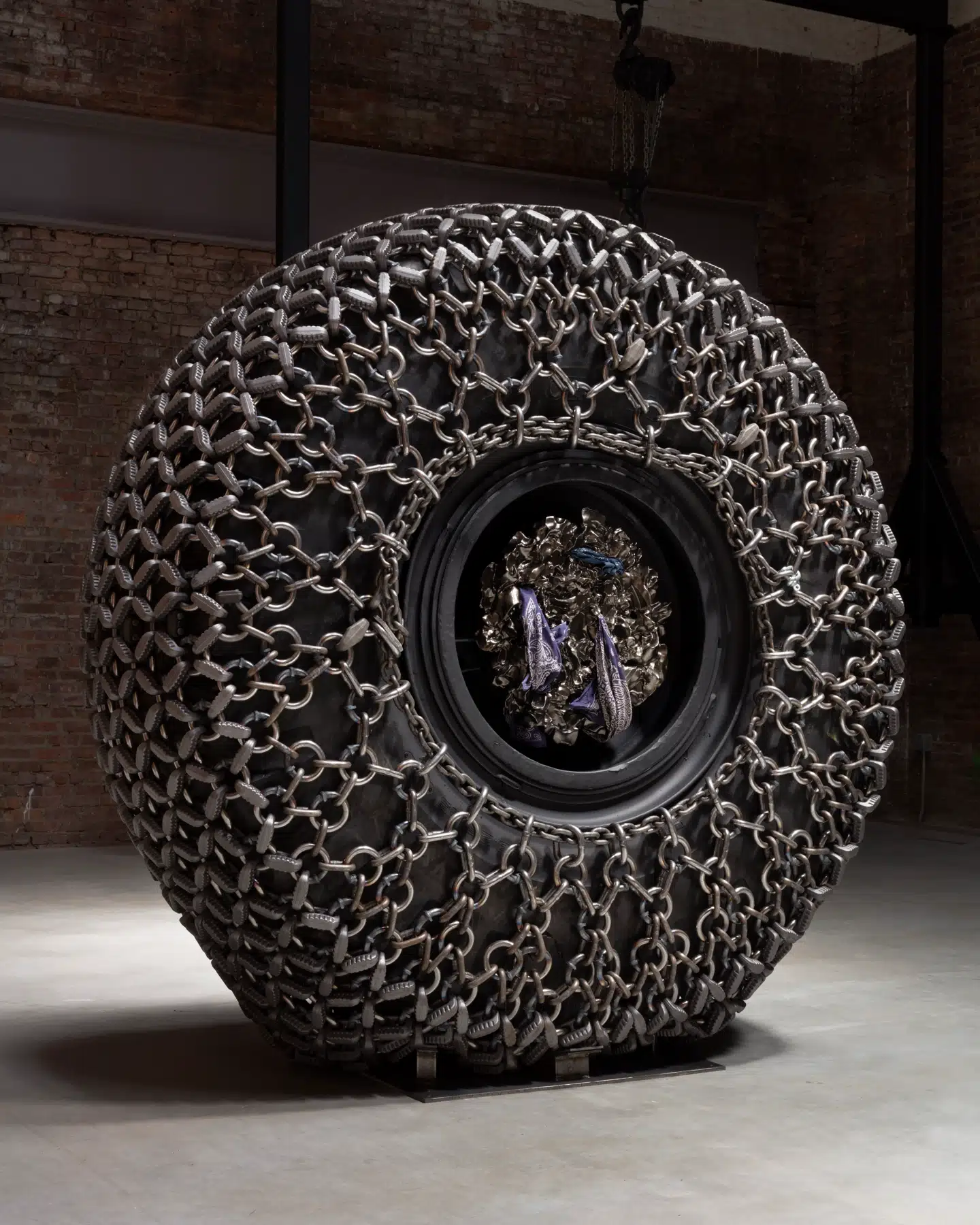 Det to meter høje »Big Wheel II« handler både om slaveri, om arbejde, og om historiens store vægt. Samtidig er det også et »object trouve«: et kæmpestort hjul, som bruges til maskiner i mineindustrien. Arthur Jafas værker er aldrig overfladisk »agitprop«.
