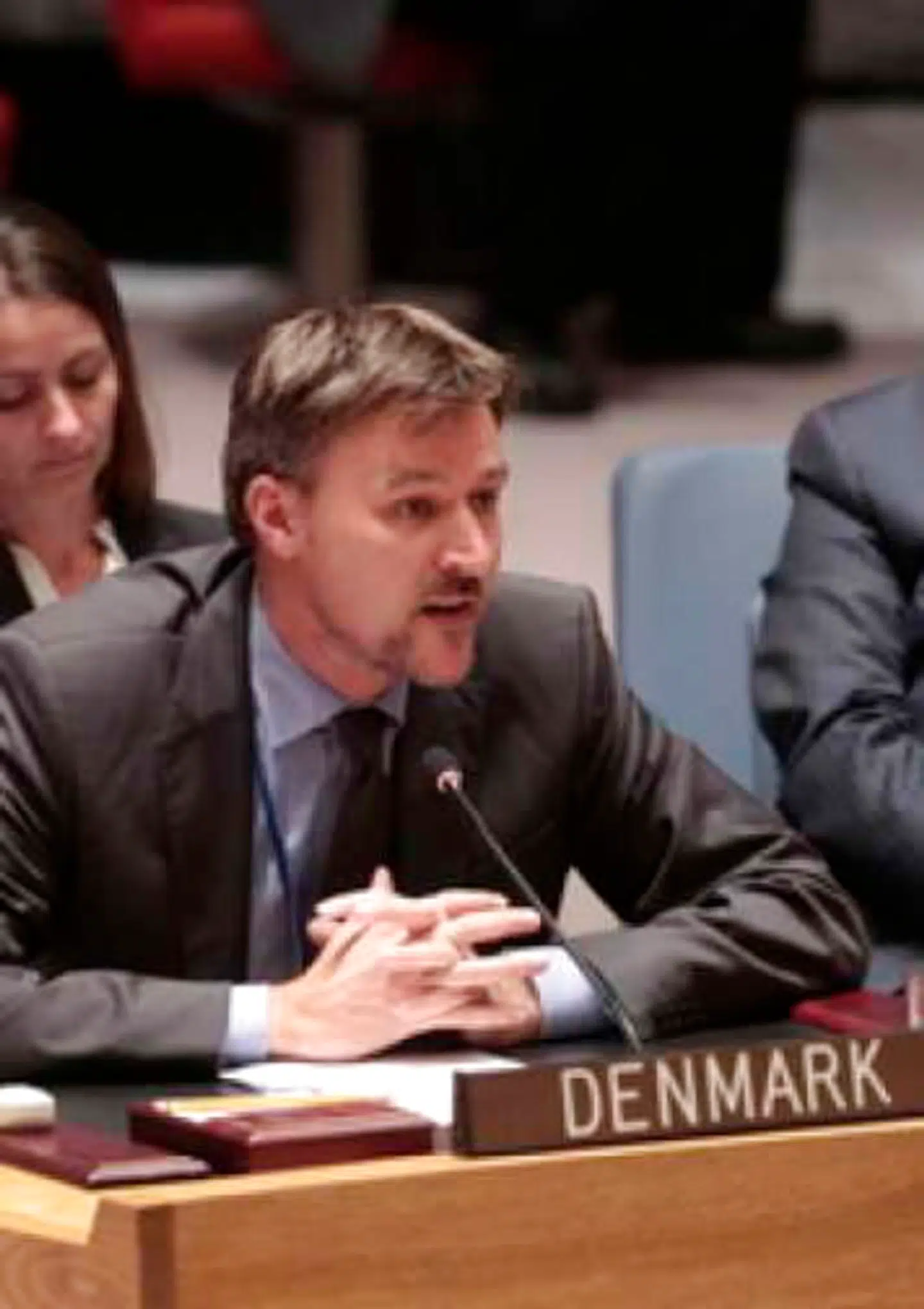 Udenrigsministeriets daværende departementschef, Ulrik Vestergaard Knudsen, her fotograferet under et møde i FNs Sikkerhedsråd. Vestergaard Knudsens ærlige og direkte e-mail – underskrevet »U« – er nu en del af Tibetundersøgelsen. Det fremgår tydeligt, at »U« var irriteret over, at statsminister Helle Thorning-Schmidt (S) i 2015 ikke evnede at forhindre, at socialdemokraten Mette Gjerskov mødtes med Tibets åndelige leder, Dalai Lama, når nu »hans« minister, den radikale Martin Lidegaard, angiveligt var sat til at banke radikale på plads, der muligvis også skulle møde lamaen. Ulrik Vestergaard Knudsen bestrider i dag en høj stilling i OECD.