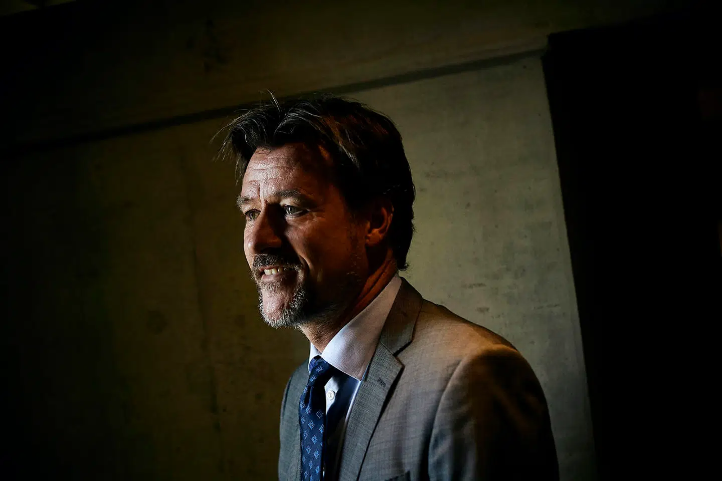 Ulrik Vestergaard Knudsen, tidligere departementschef i Udenrigsministeriet, virkede irriteret over, at embedsmænd blev »sat til« at tale politikere til rette. Statsministeriet ville have daværende udenrigsminister Martin Lidegaard til at kontakte radikale medlemmer af Københavns Borgerrepræsentation, der overvejede at modtage Dalai Lama, men statsminister Helle Thorning-Schmidt (S) veg tilbage fra selv at tale S-medlemmet Mette Gjerskov fra at møde Dalai Lama, selvom hun som formand for Udenrigspolitisk Nævn »er meget mere højprofileret, så den må de så selv tage på sig«. Embedsmænd fik dermed de opgaver, politikerne ikke selv brød sig om.