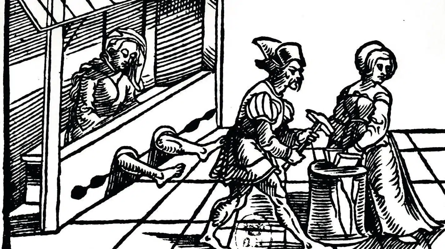 Tortur under hekseprocesser var obligatorisk. Med tommelskruer knuste man fingre, så blodet sprang fra de torturerede.. Torturen kunne stå på i flere dage, og det skete, at ofrene døde under torturen og ikke nåede at blive brændt. Tæsnit fra 1500-tallet. Illustration fra bogen.