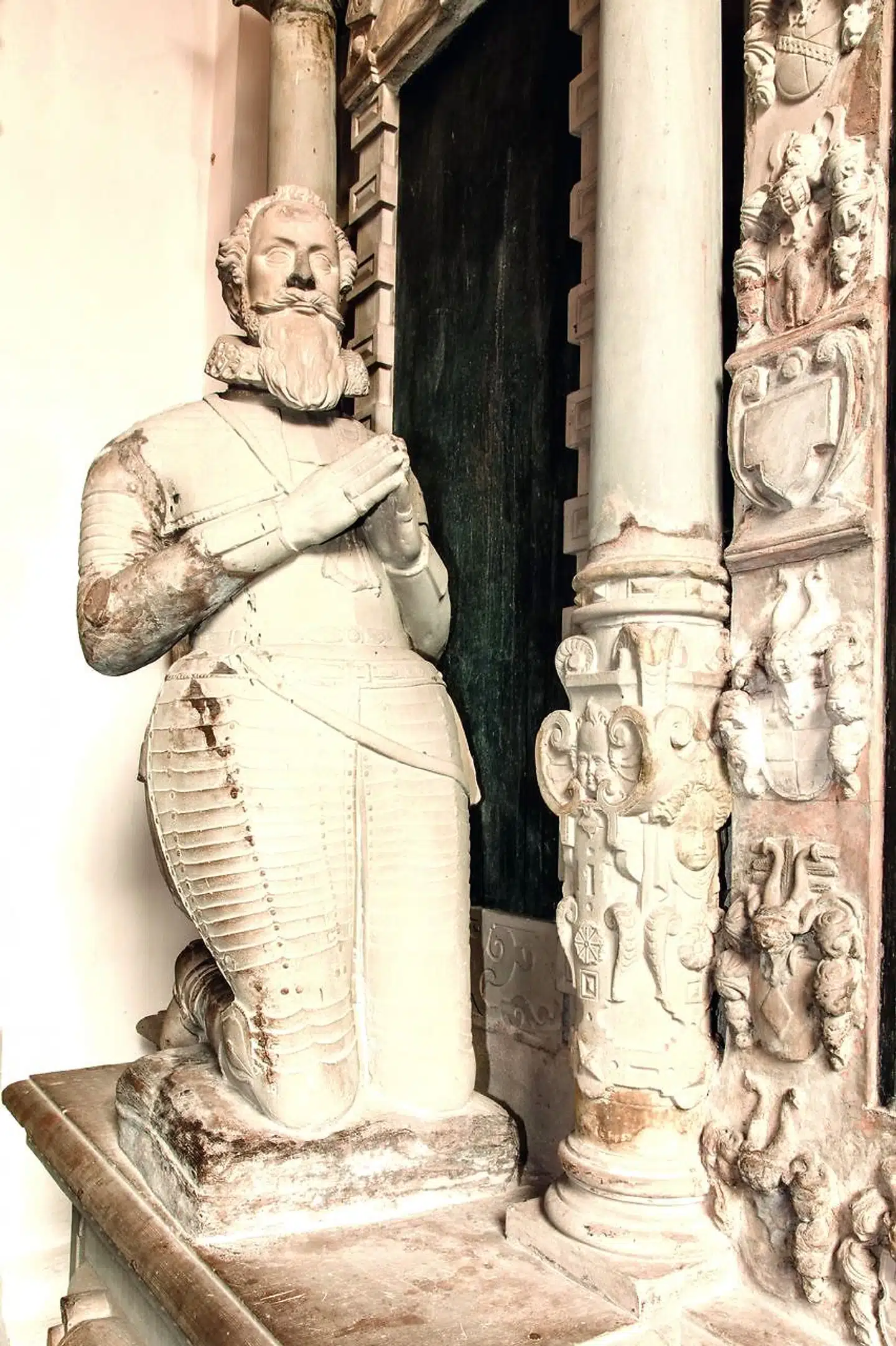 Albert Skeels i Ribe Domkirke, skulptur frar 1623. Den begavede og fromme mand stod bag nogle af sin tids værste hekseprocesser i Ribe. Foto fra bogen.