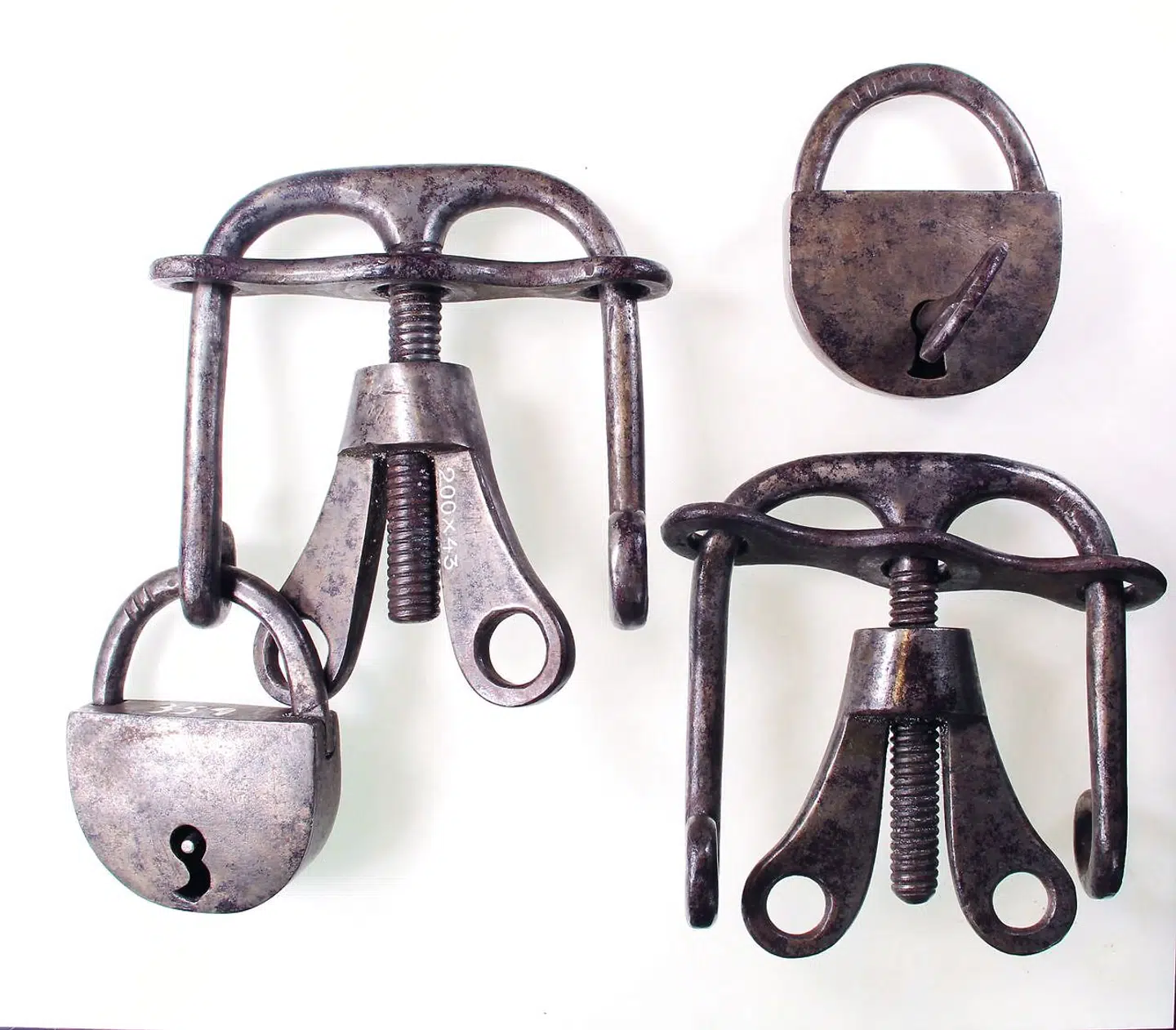 Når kvinder blev forhørt brugte man grusomme torturinstrumenter. Her ses tommelskruer, som bøddelen i Ribe anvendte. i Danmark fremtvang man ikke tilståelser med tortur, som det skete i Tyskland, Frankrig og Skotland, men når den anklagede var dømt som heks, blev hun tortureret til at fortælle om sine gerninger og medsammensvorne. Illustration fra bogen.