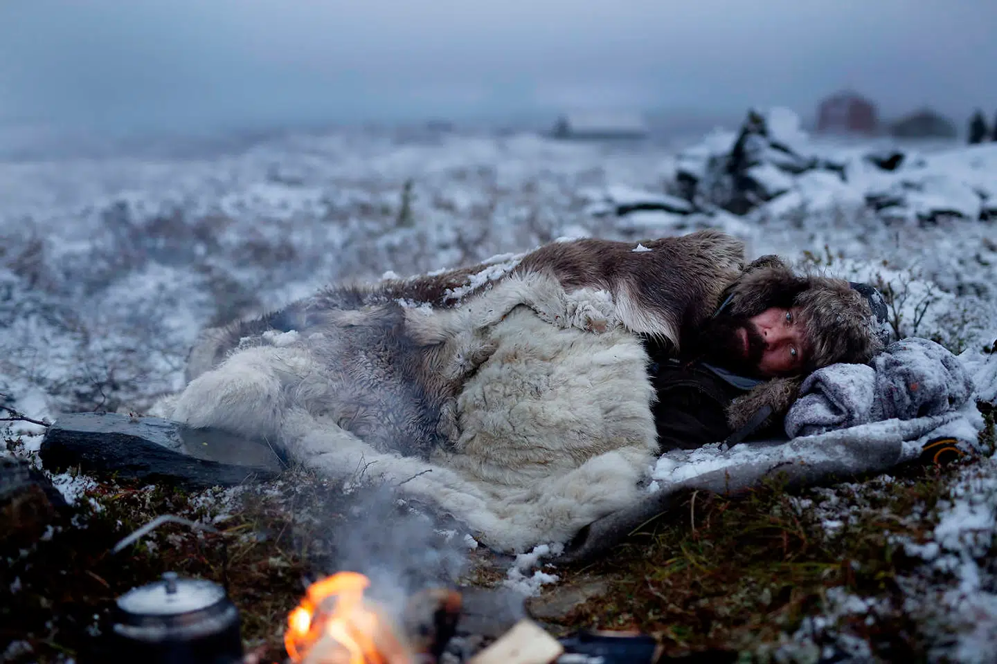 Den overmaskuline samer Bilzi sørger med stor patos og selvhøjtidelighed over sin afdøde rottweiler Horagallis. Foto: HBO Nordic.
