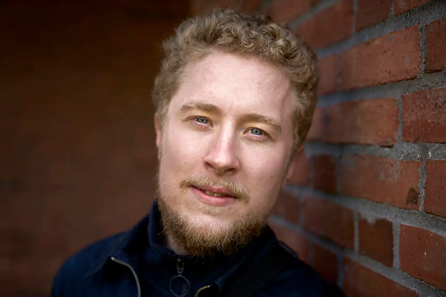 »Tingene er gået langsomt for længe nu. Rigtig langsomt. Vi har brug for noget fart,« lyder beskrivelsen af Jakob Thranes nye comedyshow »Hurtig«, som han turnerer med til efteråret.