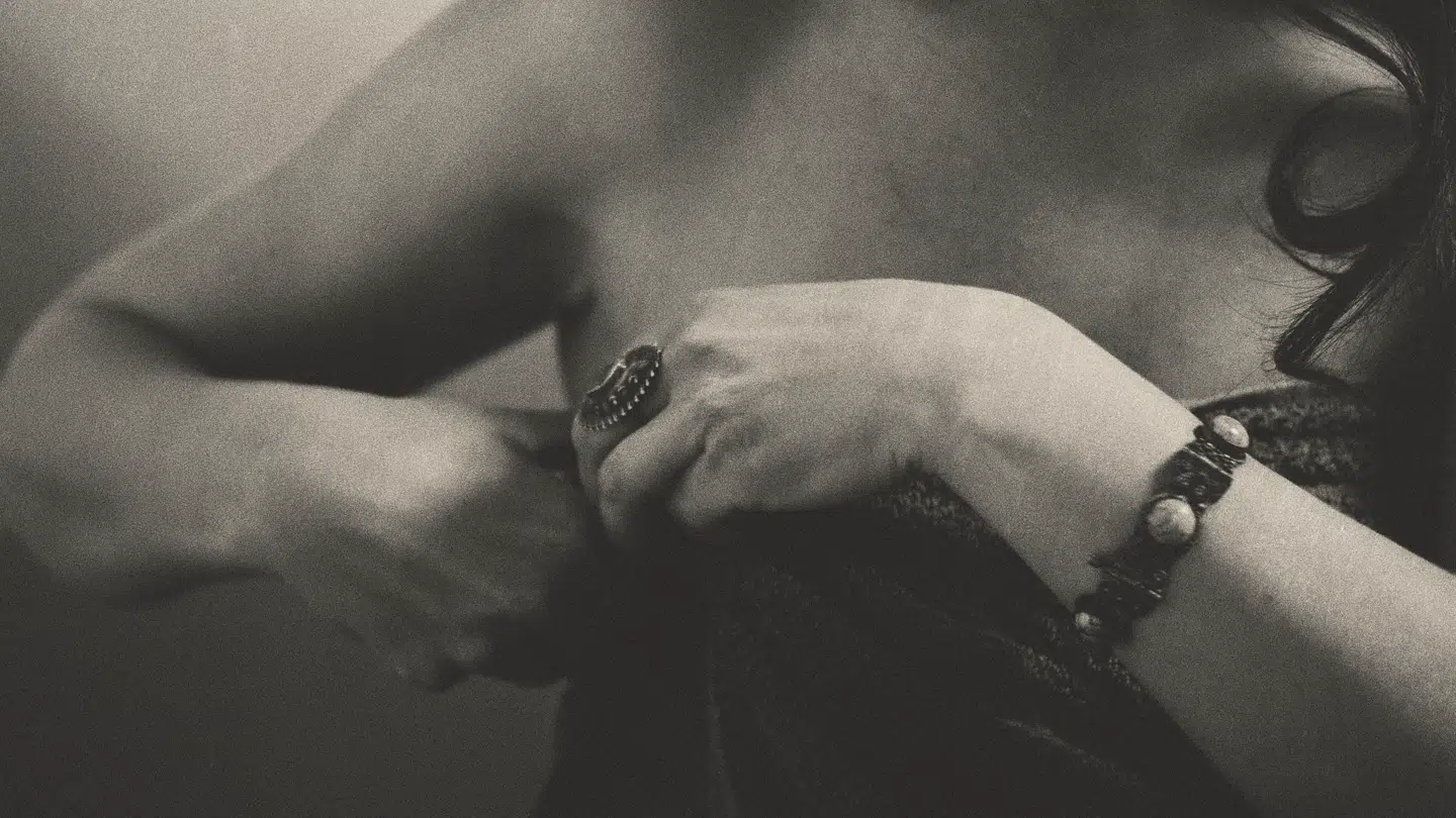 Prostitution er velkendt i muslimske lande og bliver blandt andet legitimeret religiøst blandt shiamuslimer ved såkaldte midlertidige ægteskaber kaldet mutah. Foto fra filmen »Seyran Ares: Sex, Revolution and Islam«.