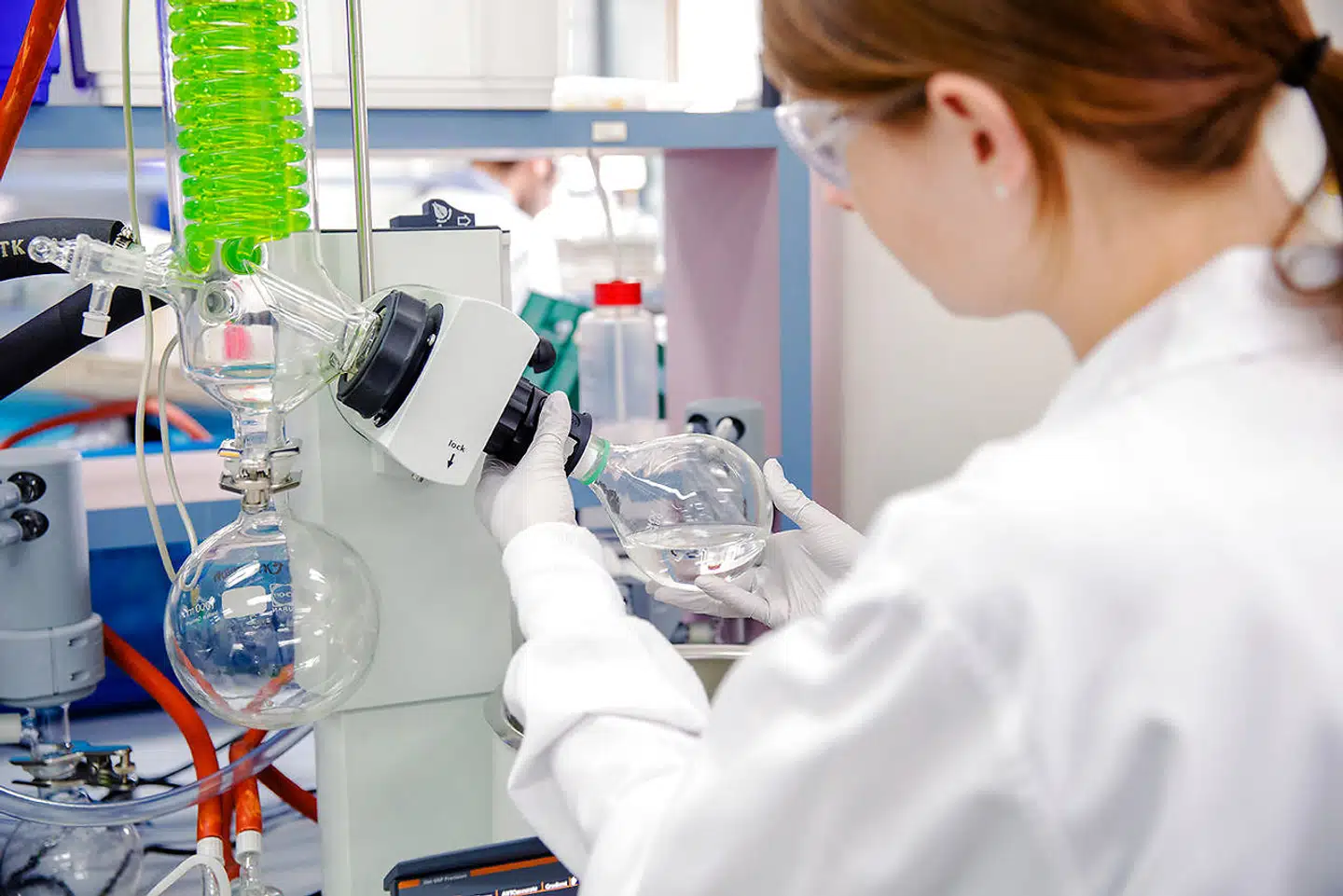 »Tilbage i den virkelige verdens politiske liv kan de abstrakte resultater godt finde lidt klangbund. Forskerne peger også selv på, at forskningen kan hjælpe med at forstå dynamikker i alt fra erhvervsliv til politik,« skriver Asmus Leth Olsen.