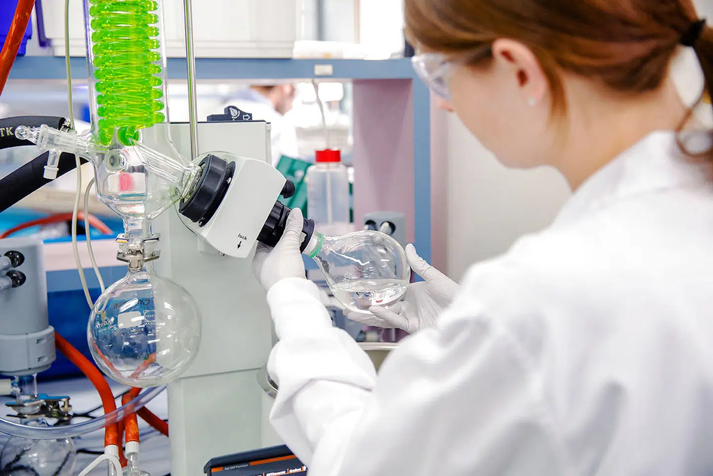 »Tilbage i den virkelige verdens politiske liv kan de abstrakte resultater godt finde lidt klangbund. Forskerne peger også selv på, at forskningen kan hjælpe med at forstå dynamikker i alt fra erhvervsliv til politik,« skriver Asmus Leth Olsen.