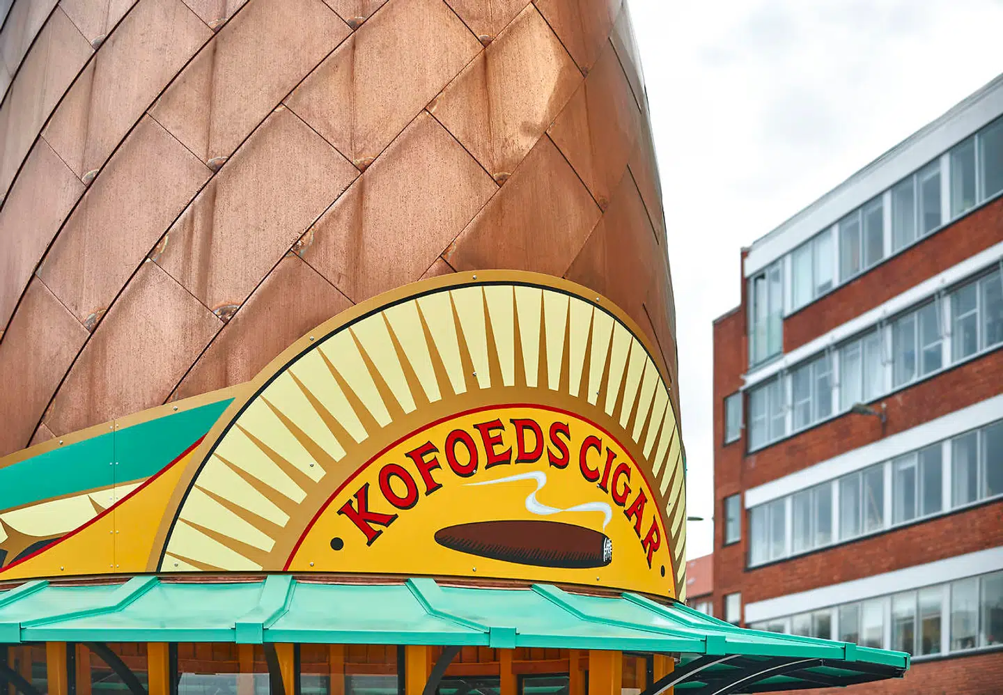 Kunstværket står på Kofoeds Skole i Sydhavnen, som allerede huser en række andre kunstværker af navne som Louise Campbell, HuskMitNavn og Storm P.