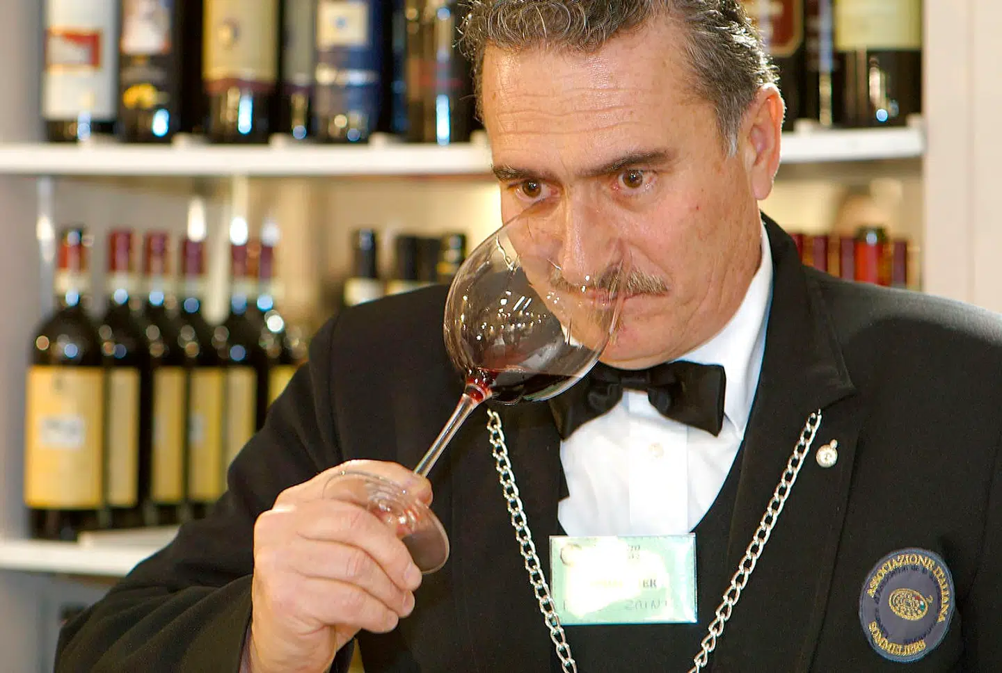 En autoriseret italiensk sommelier smager brunelloen til den årlige Benvenuto Brunello-event.