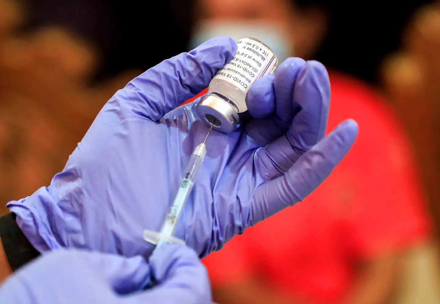 Over hele verden er der fundet eksempler på, at mennesker vaccineret med AstraZeneca-vaccinen bliver ramt af voldsomme blodpropper, men det sker ekstremt sjældent, og Danmark er det eneste land, som har droppet vaccinen.