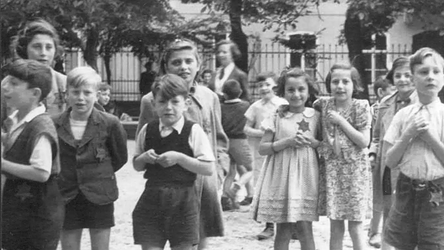 Da en Røde Kors-delegation i juni 1944 besøgte Theresienstadt, så de kun kulisser. Delegationen bestod af Maurice Rossel fra International Røde Kors, der tog dette foto af børn. Han var sammen med to delegater fra Danmark. Nazisterne havde lagt alt til rette, og Røde Kors-delegationen lod sig narre og skrev rapporter om, hvor godt jøderne havde det i lejren. Disse rapporter havnede hos blandt andet amerikanske myndigheder. Børn på fotografier blev kort efter delegationens besøg sendt til døden i Auschwitz-Birkenau.