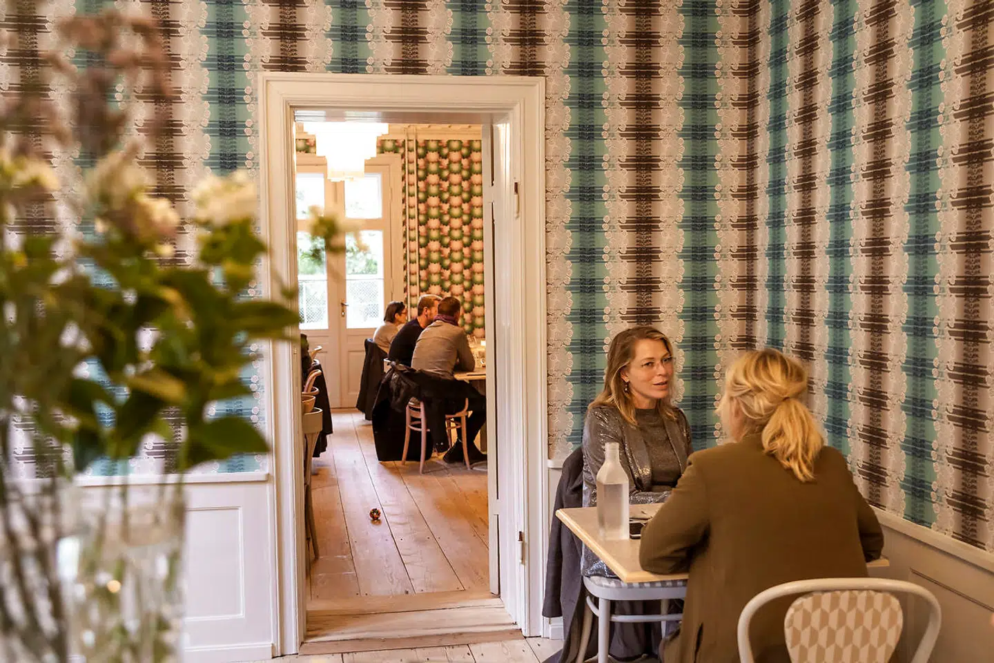 Folketingets partier er blevet enige om at åbne for både udendørs- og indendørsservering på restauranter fra på onsdag.