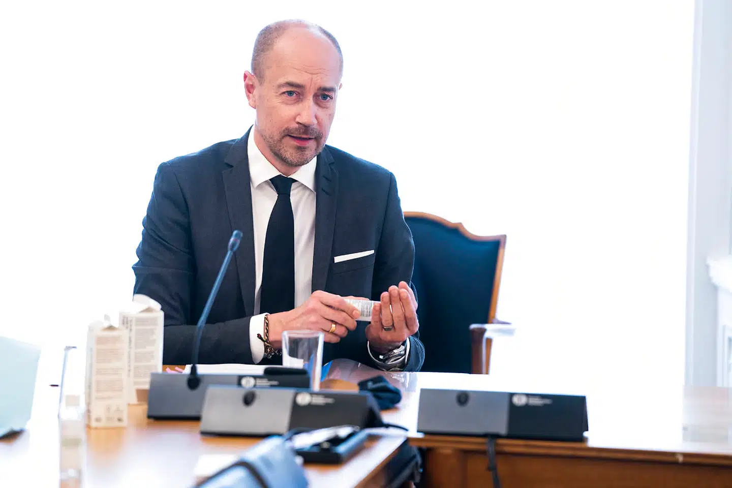 Sundhedsminister Magnus Heunicke (S) oplyste på et samråd fredag, at Statens Serum Institut både mundtligt og skriftligt blev orienteret om Københavns Universitets syn på en vaccinetrussel. Ministeren var dog mere tilbageholdende med at oplyse, om han selv havde fået samme budskab inden minkaflivningen.