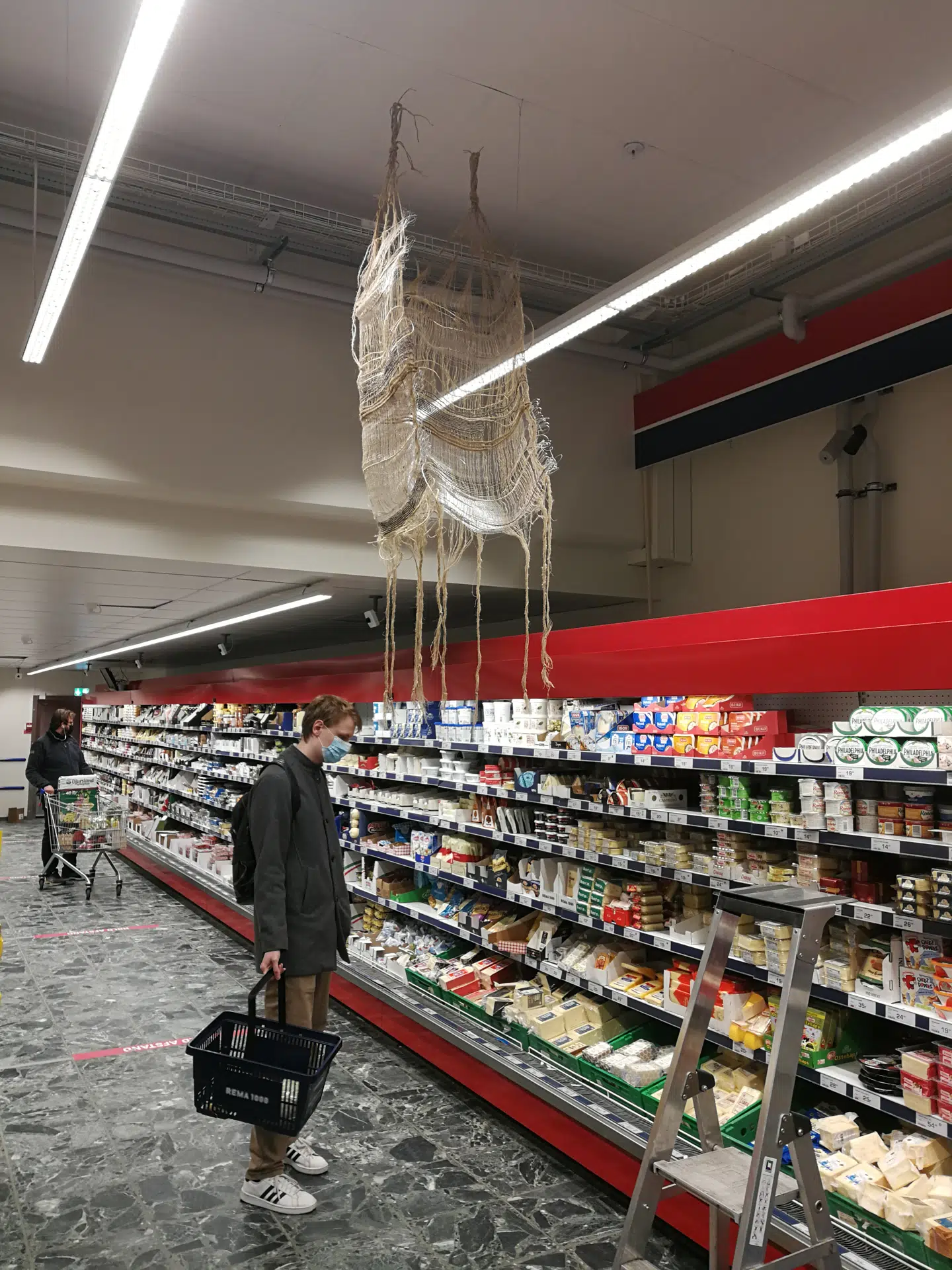 »Vi har talt om, at alt, der bliver købt i Rema 1000 i denne uge, også kan betragtes som et kunstværk. På den måde bliver kunsten også til at betale,« siger Ba Bladh, der er en af udstillingens kuratorer. Her er det et værk af kunstneren Alda Mohr Eydunardóttir.