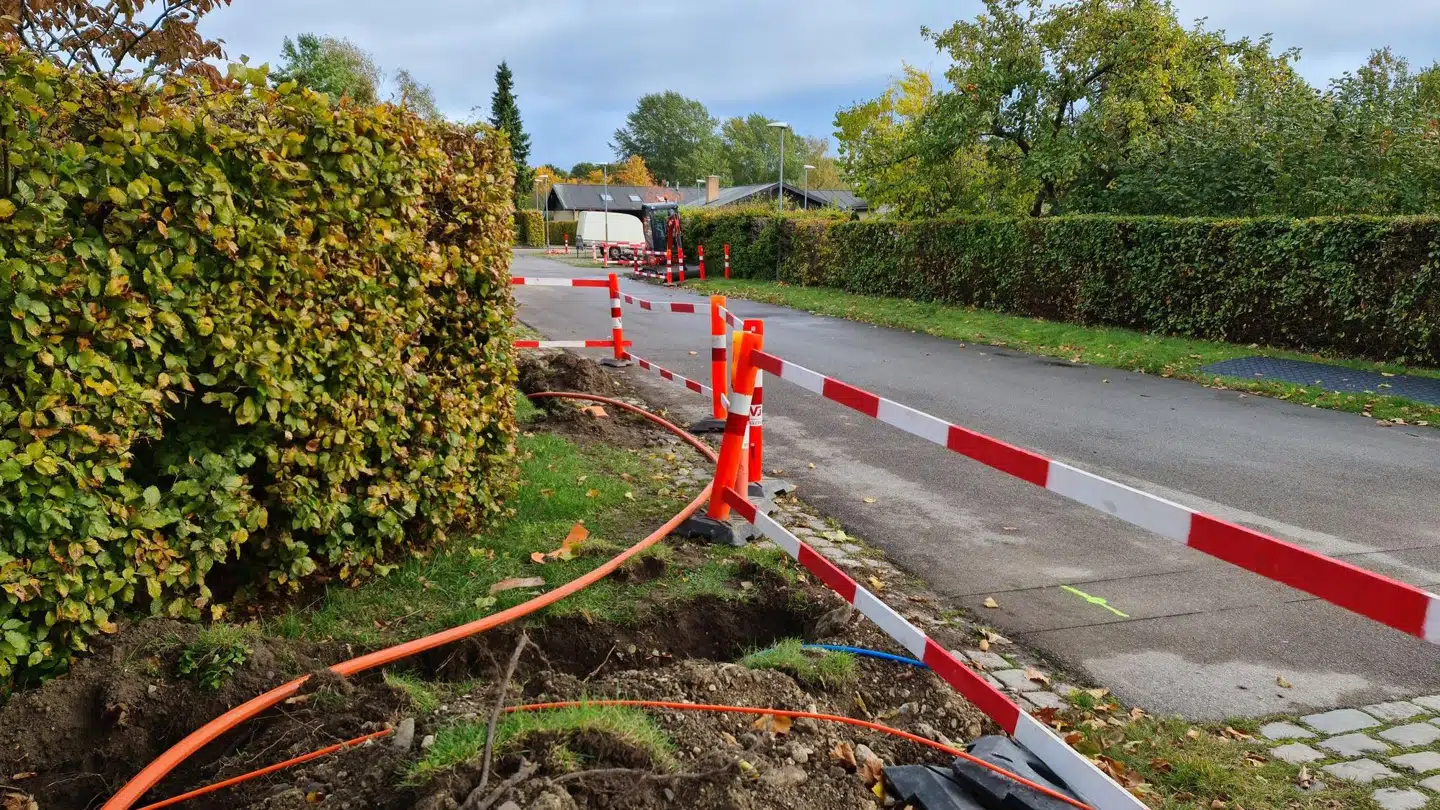 Overalt i Danmark bliver der i øjeblikket gravet fiberkabler i jorden for at sikre hurtigere og kraftigere internetforbindelser, men det går slet ikke efter planen, og i mange år fremover må masser af danskere fortsat se langt efter at komme på nettet i ordentlig fart.