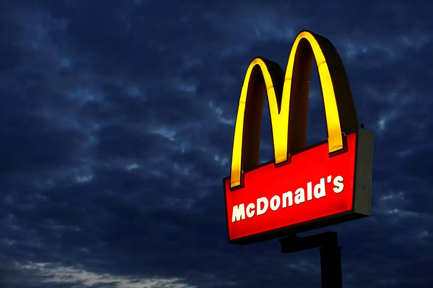 Som en del af den nye genåbningsaftale bliver der krav om bordbestilling ved alle restaurant besøg – også på McDonald's. Arkivfoto.