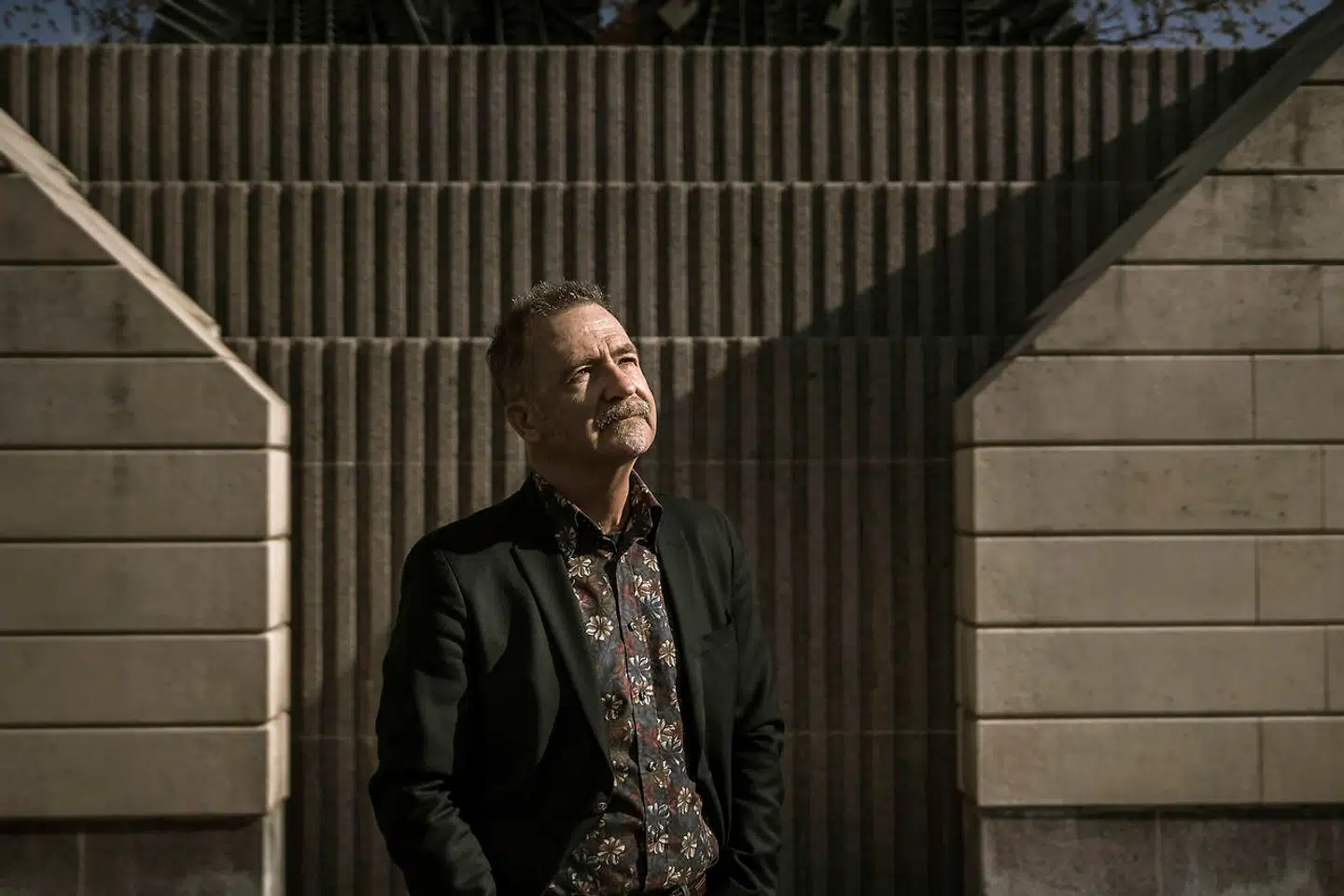 »De fleste er mere ivrige for at flashe deres forbrug af det, som franskmænd kalder »culture propre« end deres søgehistorik på nettet ville afsløre,« mener Adrian Lloyd Hughes, som er kendt som vært på flere DR-kulturprogrammer som »Smagsdommerne« og »Kunstquiz«, og P1-programmet »Klog på sprog«.