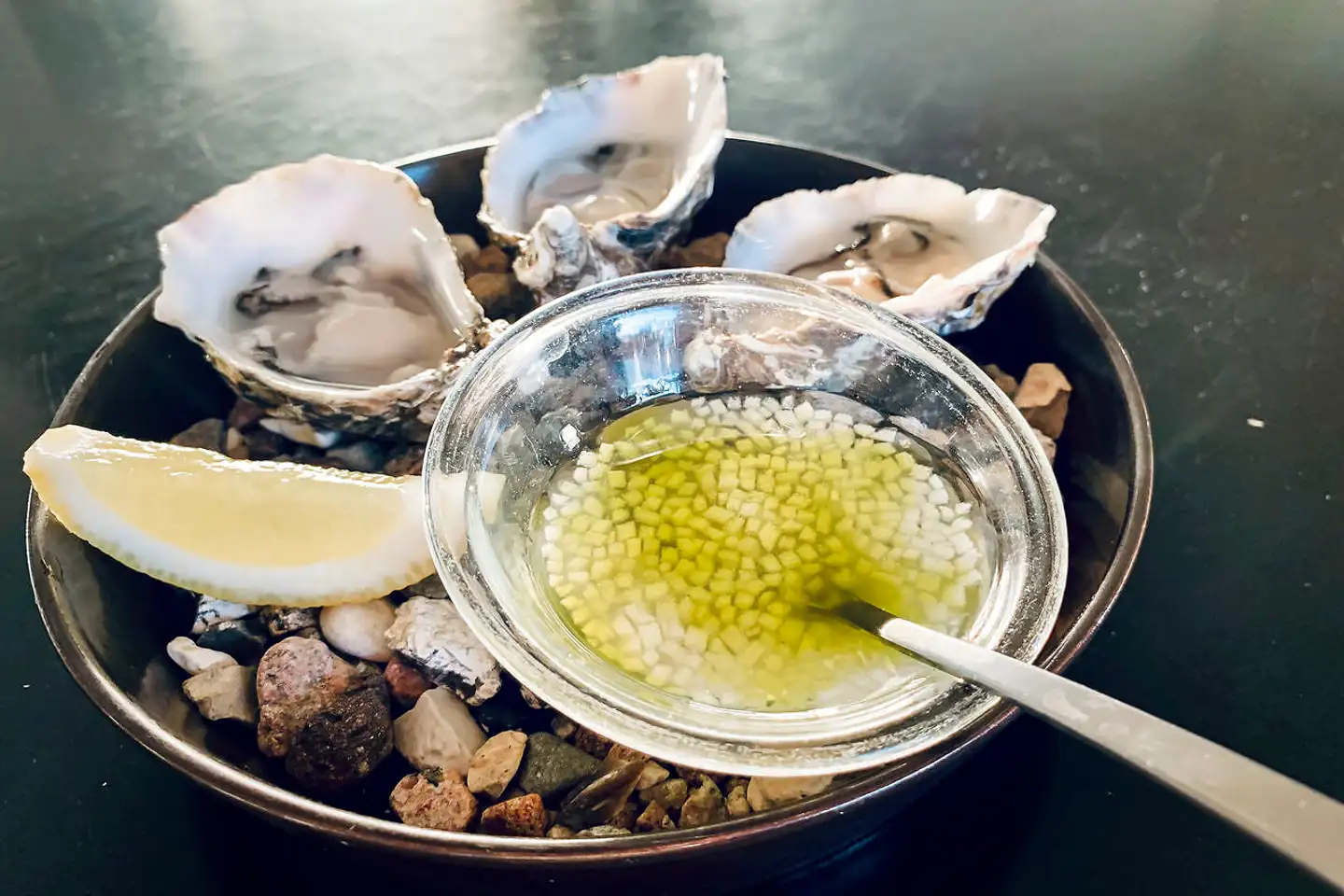 Onsdag åbner byens restauranter, og udenfor kan man slå sig ned uden coronapas. Her fra Kødbyens Fiskebar, som også er klar til at servere alt godt fra havet under åben himmel.