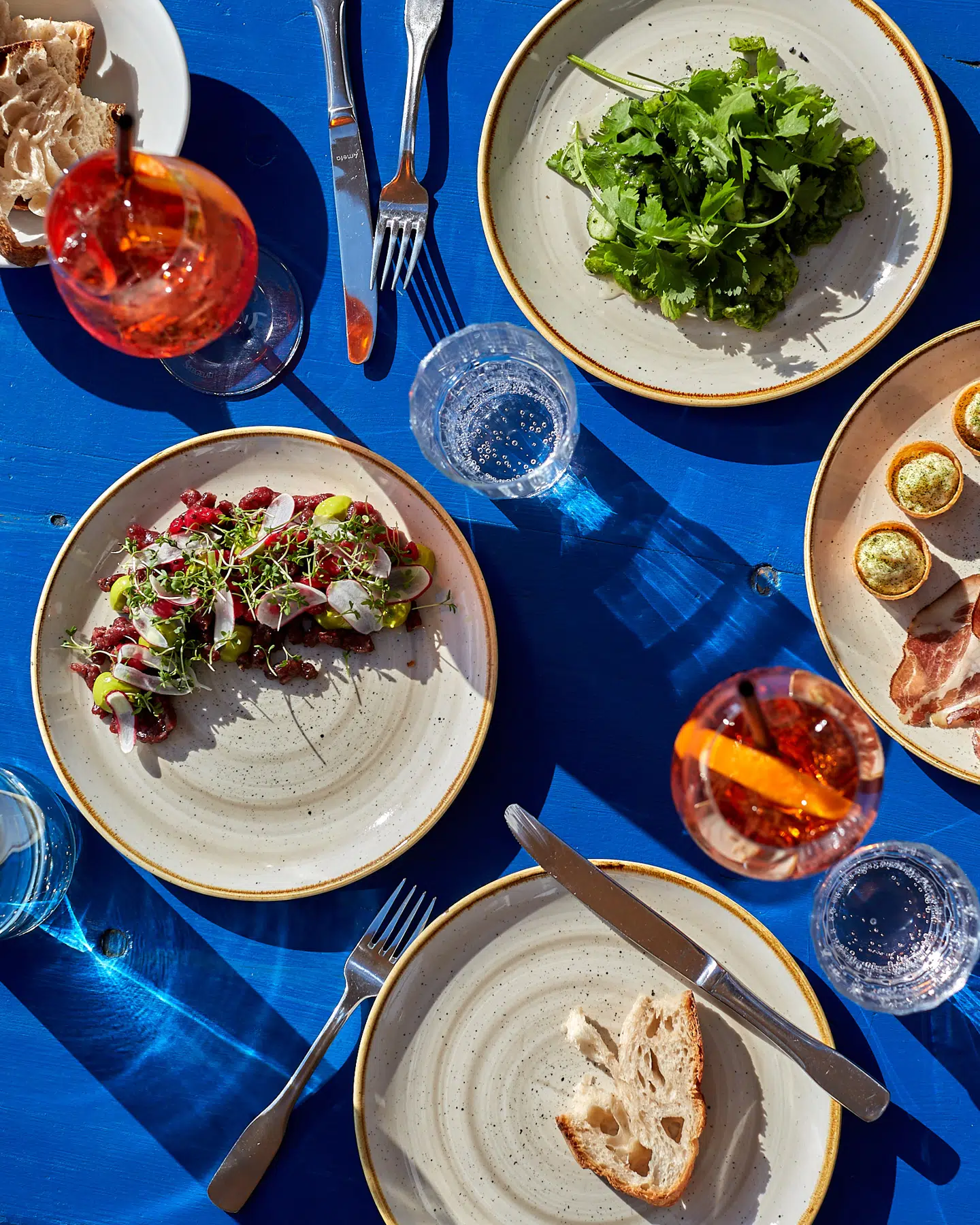 Gorilla i Kødbyen byder blandt andet på en menu med 10 serveringer »FamilyStyle«. Her ledsaget af en Aperol Spritz.