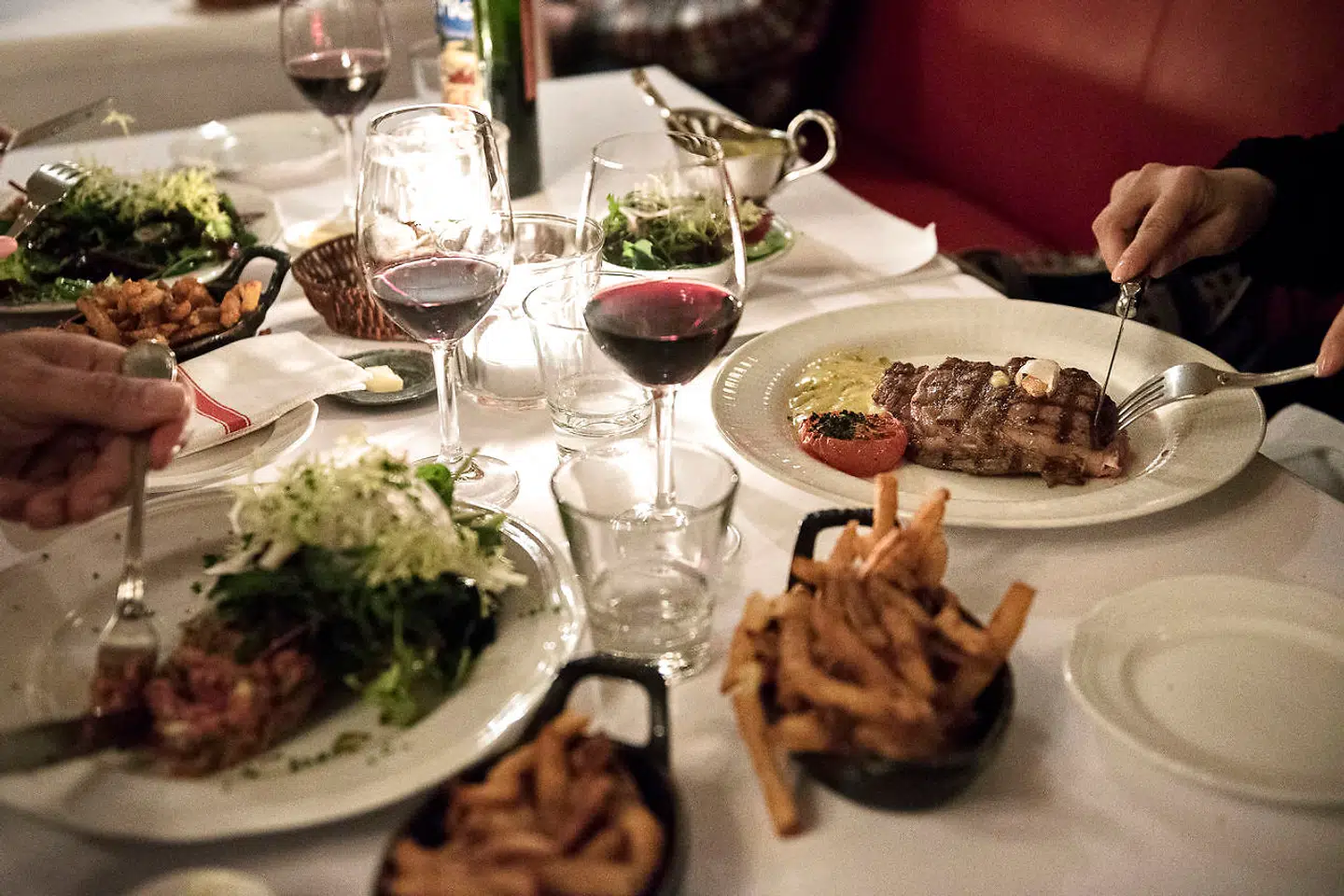 Steak frites er en af de populære retter på Bistro Pastis.