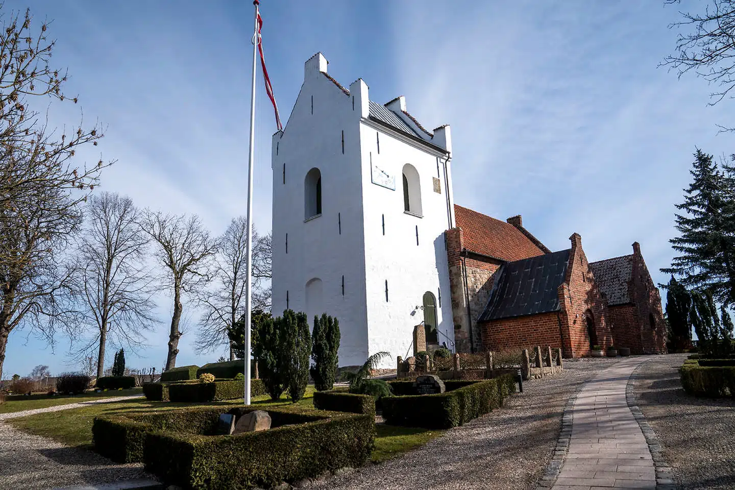 Formand for Lynge-Uggeløse Menighedsråd Mette Rygaard Schousboe og næstformand Ole Reimer Glynstrup er utilfredse med det altermaleri, der har hængt i Uggeløse Kirke siden 2009.