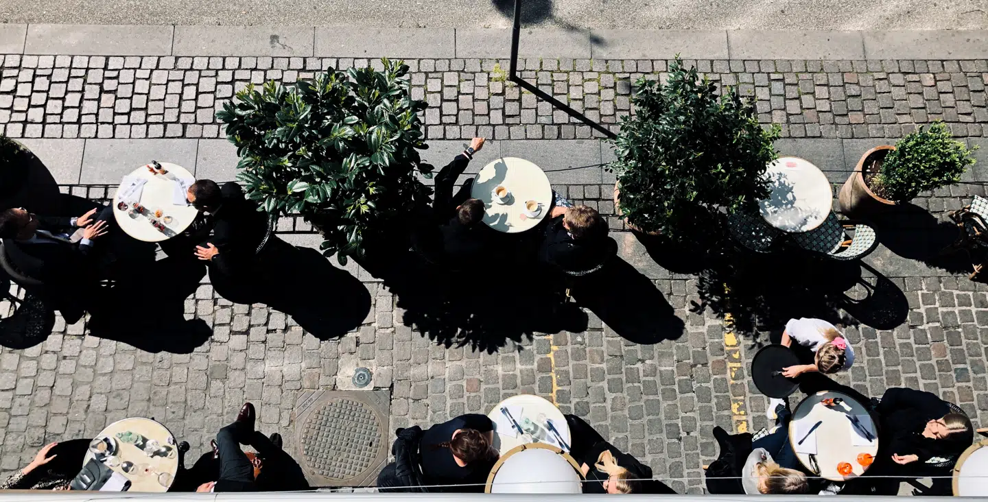 En plads i solen på Ravage ved Kongens Nytorv.