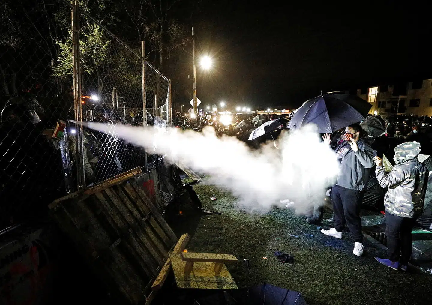 Siden søndag har demonstranter hver aften mødtes foran politistationen i Brooklyn Center i delstaten Minnesota, hvor de protesterer over drabet på Daunte Wright og politivold.