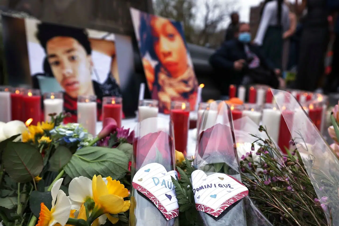 På tværs af USA tændes der lys for Daunte Wright, som efterlader sig en lille søn og kæreste foruden sine forældre og søskende.