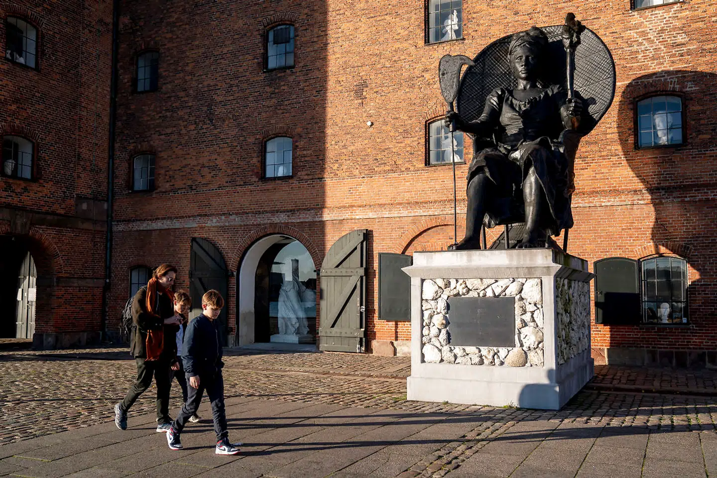»I am Queen Mary« foran Den Kongelige Afstøbningssamling, som blandt andet huser en gipsbuste magen til den, der for nylig blev smidt i havnen.