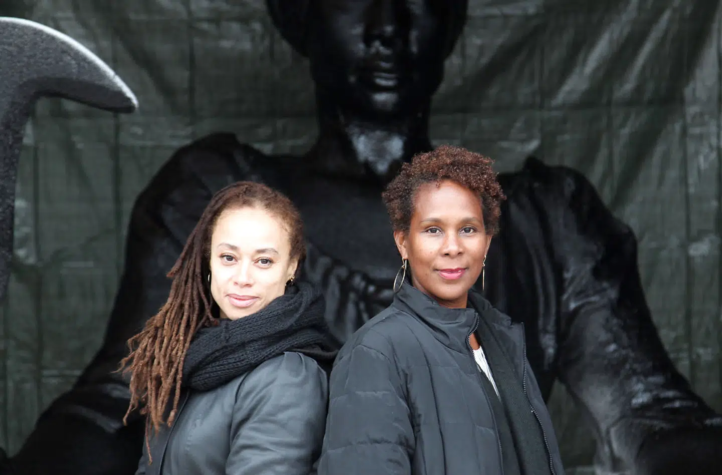 Jeannette Ehlers og La Vaughn Belle er de to kunstnere bag skulpturen. La Vaughn Belle (th.) beskrev for nylig for Berlingske interessen for Danmarks kolonihistorie som et kapitel i en bog, mange har lyst til at se på en enkelt dag for så at lægge den fra sig for evigt: »Det er ikke noget, der bare kan begraves. Der er behov for, at historien bliver fortalt,« sagde hun.