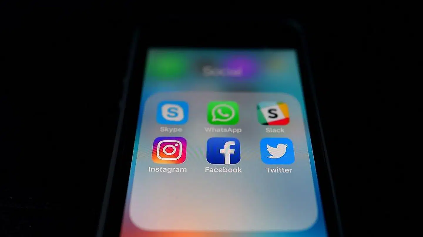 Det Facebook-ejede WhatsApp og Microsofts Skype kan begge levere kommunikation over internetforbindelsen på samme måde som traditionelle teleselskaber gennem fast- og mobilnettene. Derfor skal de reguleres som teleselskaber, mener EU, men der er uenighed om, hvor skrappe krav der skal stilles til dem.