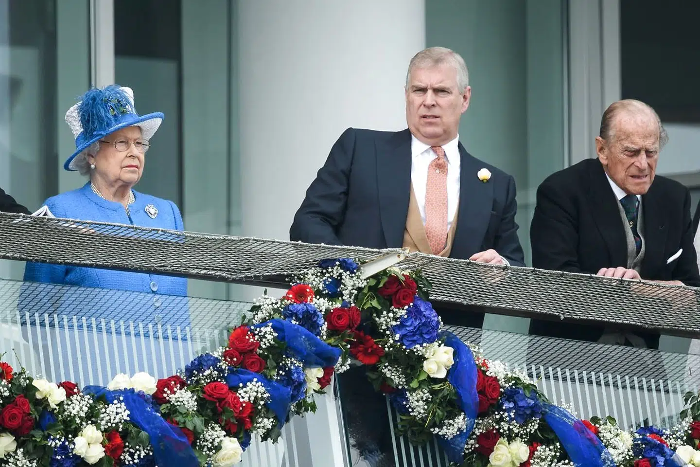 Prins Andrew med sine forældre, dronning Elizabeth og prins Philip, til hestevæddeløb i 2016. Arkivfoto: Leon Neal/AFP/Ritzau Scanpix