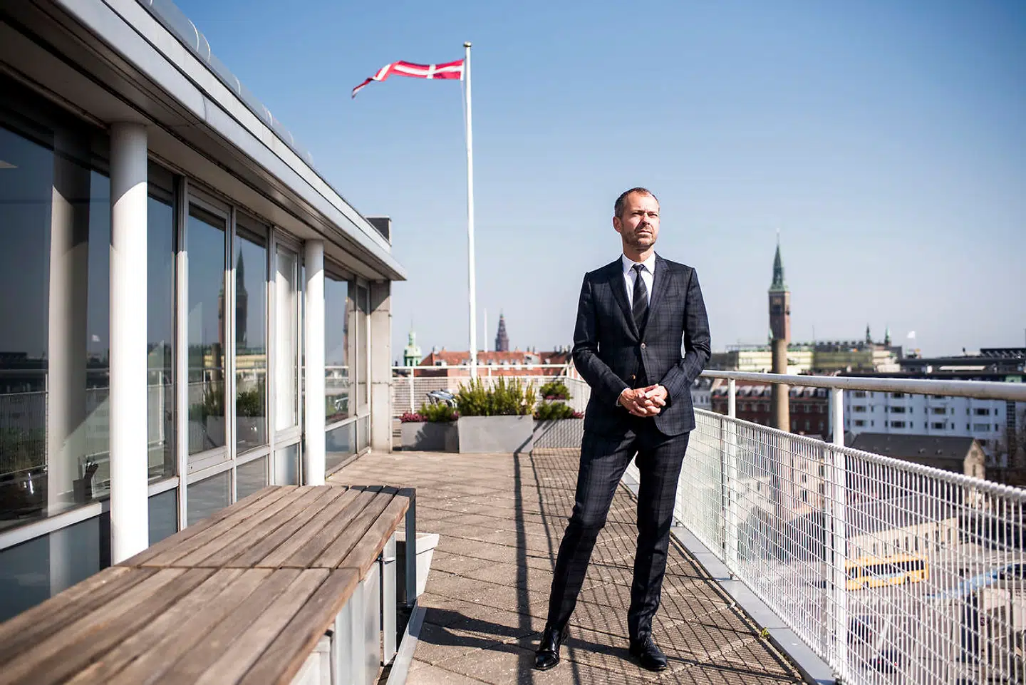 Kammeradvokatens bestyrelsesformand, Boris Frederiksen har været i gang med at undersøge Peter Krarups partnerkollega i advokatkontoret Mazanti for muligt ledelsesansvar for forsikringsselskabet Alpha Insurance's konkurs. Derfor er Krarup inhabil som medkurator for Boris Frederiksen i et helt andet konkursbo, nemlig boet efter milliardkoncernen Sandgården, siger landsretten.