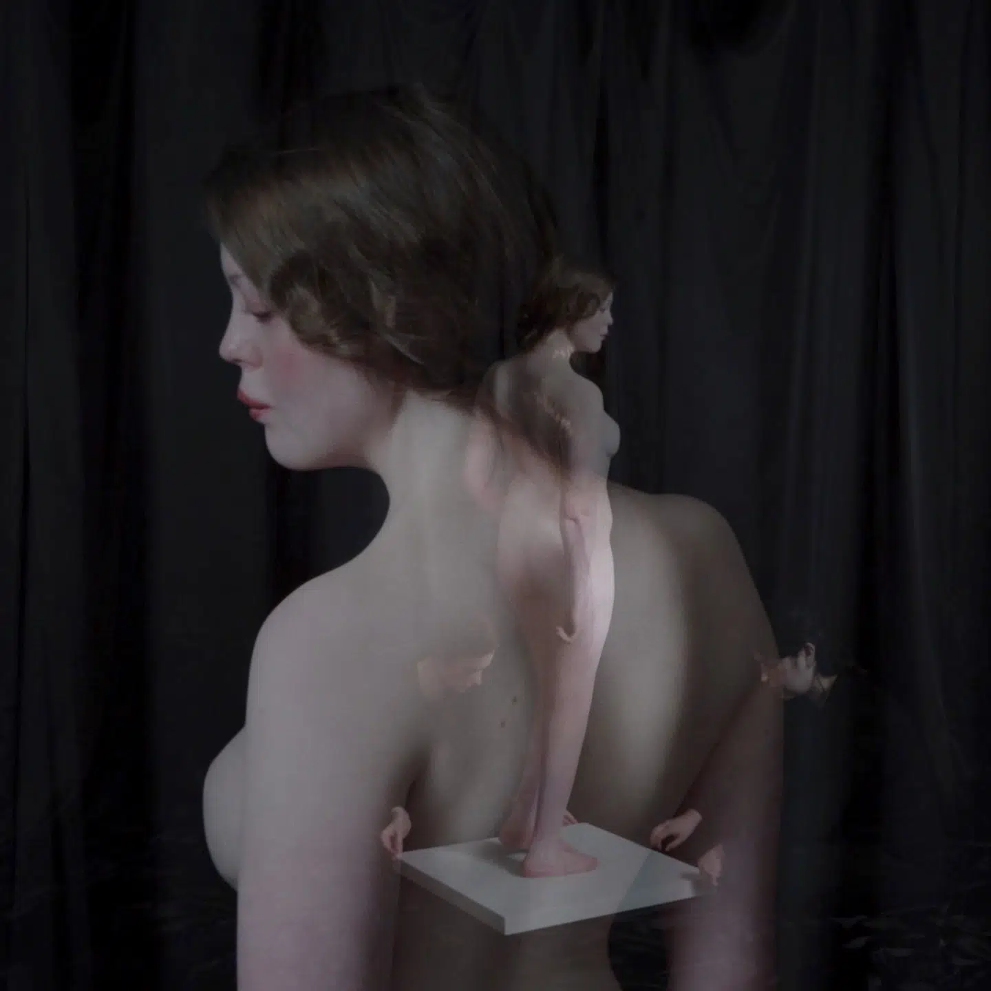 Værket »A few millimeters higher than the level of the patient’s eyelids, when she is sedated or sleeping« af Luna Scales fra 2020.