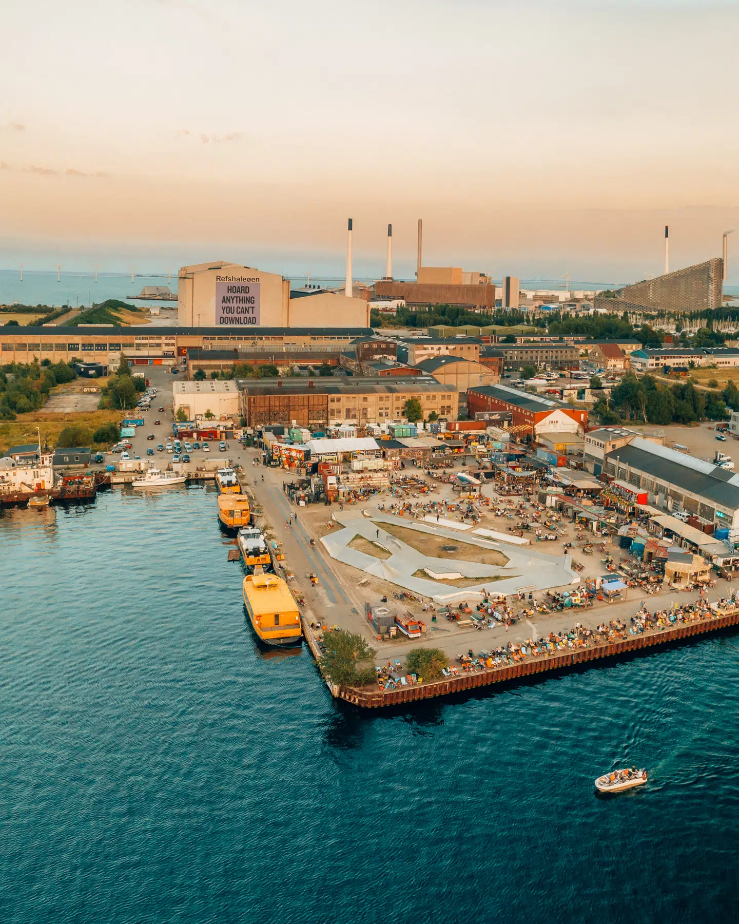 Reffen set fra oven. Hvis ikke en god cykeltur trækker, stopper Havnebussen få meter fra markedet.