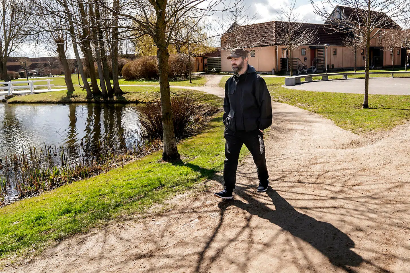 I Ishøj har de længe døjet med landets højeste corona smittetal. Savas Coskun, historielærer på NEXT Sydkysten Gymnasium i Ishøj, bor i boligområdet Gadekæret, hvor smitten er blandt den højeste i Ishøj.