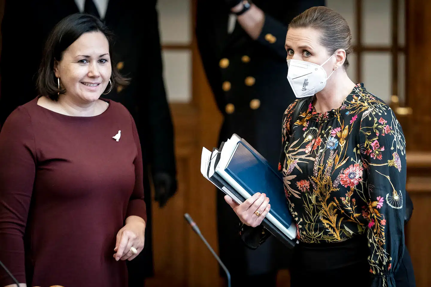 »Jeg oplever simpelthen ikke, at det er et indgreb i min personlige frihed, at jeg skal anvende mundbind i dagligdagen, hvis det kan beskytte svage borgere,« lød det fra Mette Frederiksen (S) under en partilederdebat i Folketinget tirsdag.