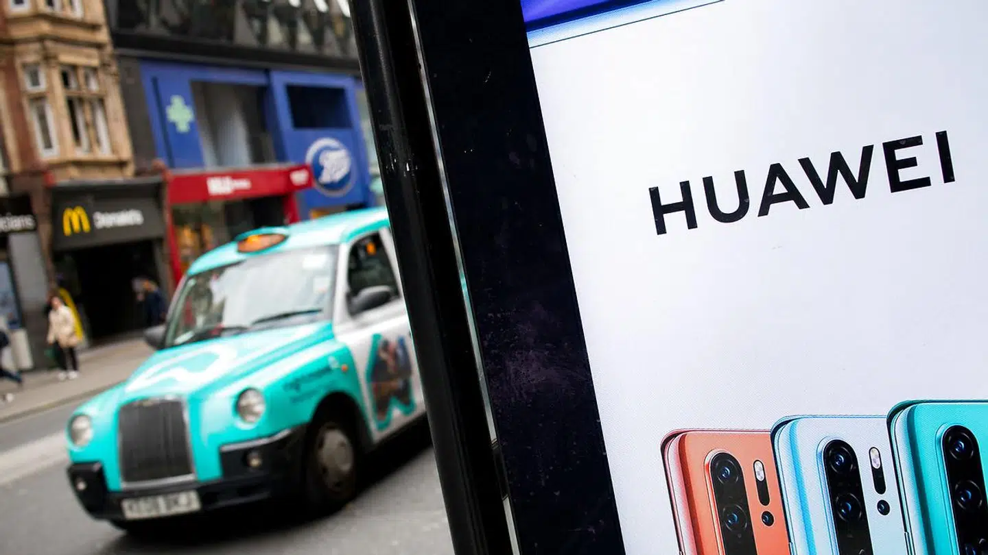 Alt udstyr fra den kinesiske mobilgigant Huawei skal være fjernet fra de britiske mobilnet senest i 2027. Beslutningen skaber dog en risiko for, at nordiske konkurrenter sætter sig på markedet og skruer priserne op.