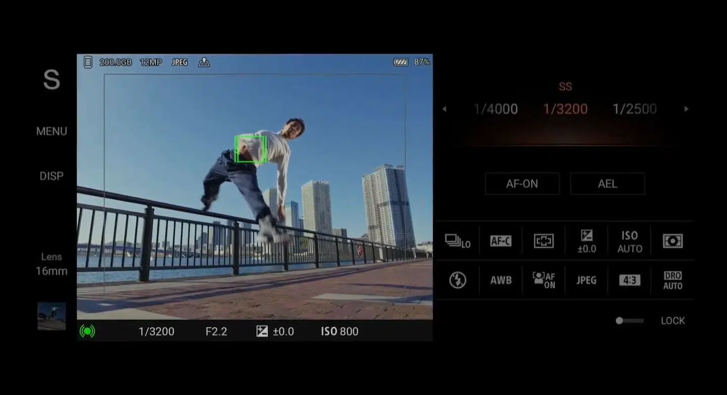 Det er nu muligt at fastlåse fokus på en bestemt del af et motiv, selv om det bevæger sig hurtigt, så det hele tiden står skarpt på optagelsen.