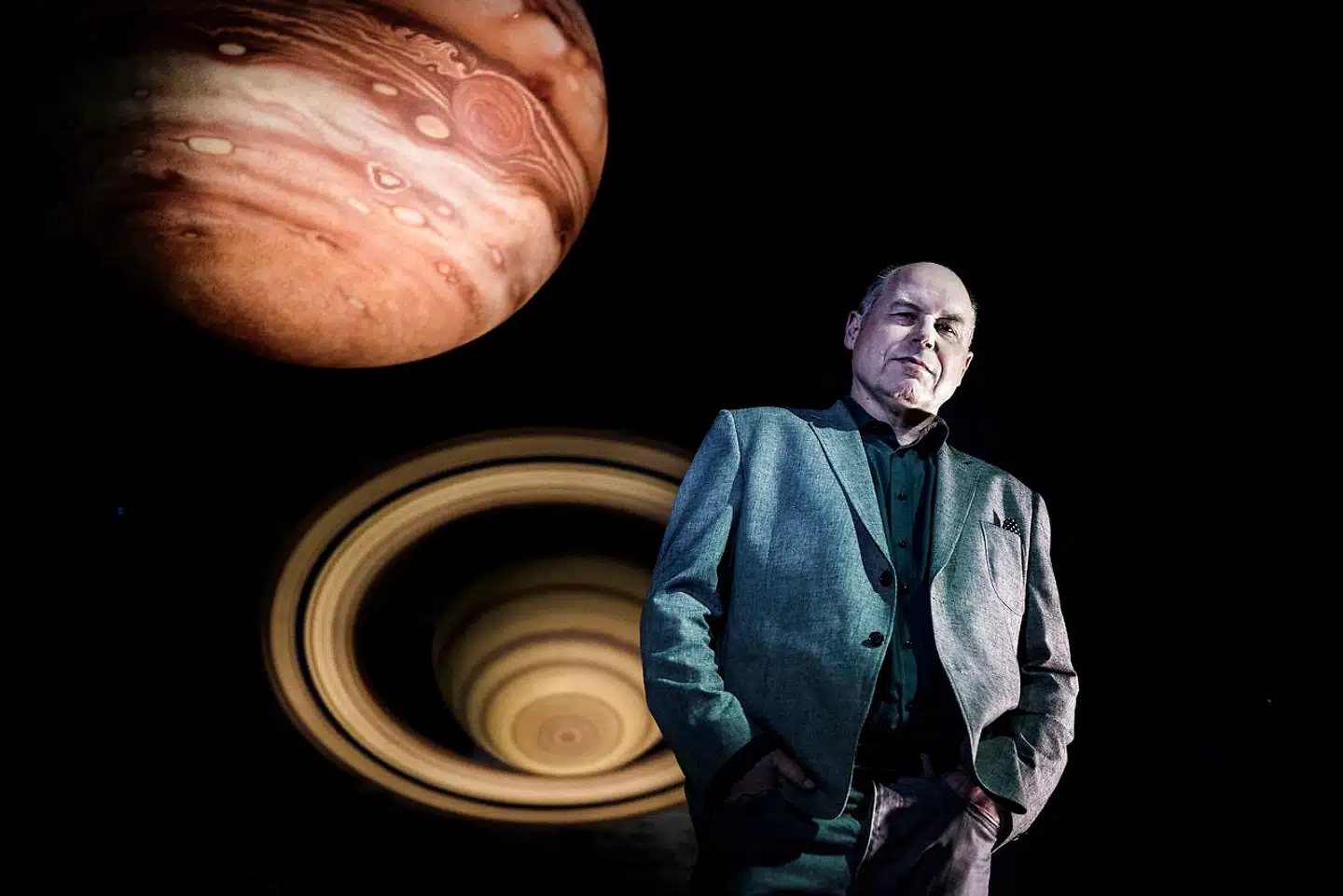 Videnskabsjournalist Lars Henrik Aagaard omgivet af de planeter, som han – også – gerne skriver om.