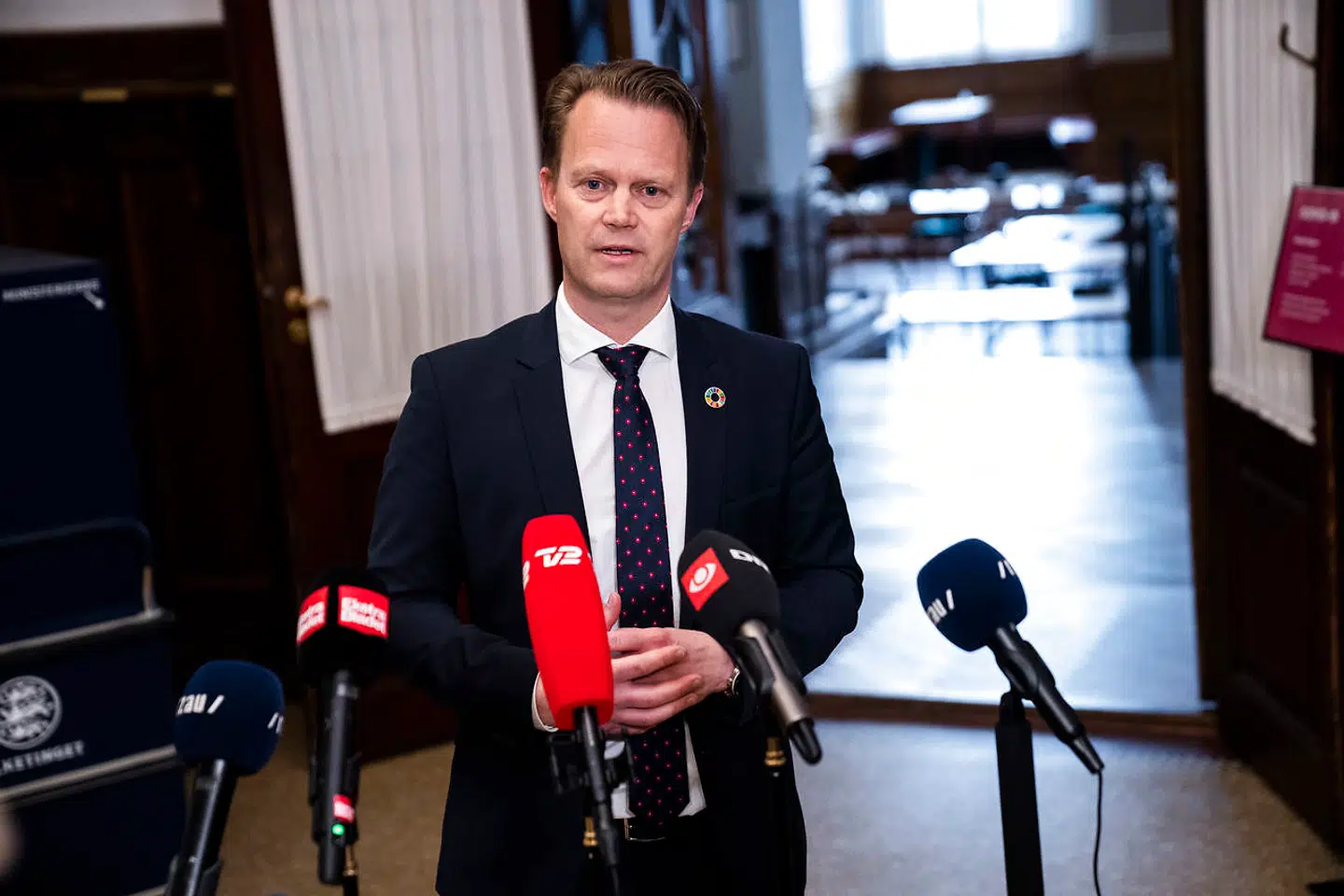 Trods amerikanske advarsler forsøger de danske myndigheder og udenrigsminister Jeppe Kofod (S) med »motivationsfremmende foranstaltninger« at få syriske asylansøgere, der har fået inddraget deres opholdstilladelse i Danmark, til at rejse tilbage til Syrien. Det vækker kritik fra regeringens støttepartier.