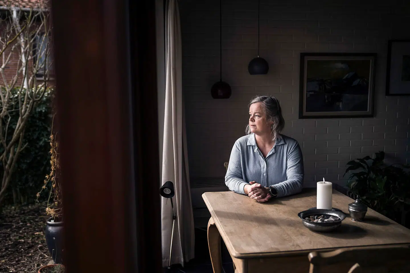 55-årige Hanne Mortensen er en af de kvinder, der har fået udskudt sin screening for brystkræft. Hun tror og håber, at hun er sund og rask, men hun kan alligevel ikke lade være med at bekymre sig: »Jeg synes, at det er bekymrende, at jeg ikke er blevet indkaldt til tiden, for jeg kan ikke nødvendigvis selv mærke en knude,« siger hun.