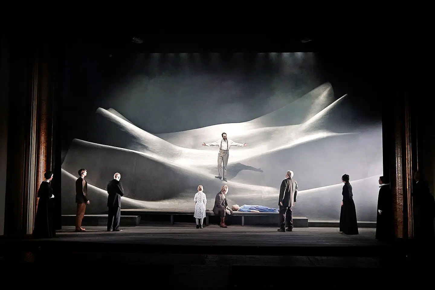 Folketeatret havde egentlig regnet med at vise Kaj Munks »Ordet« foran et levende publikum. Men restriktionerne spændte ben, og i stedet viste man forestillingen på teatrets hjemmeside. Det blev en bragende succes med 16.000 gæster.