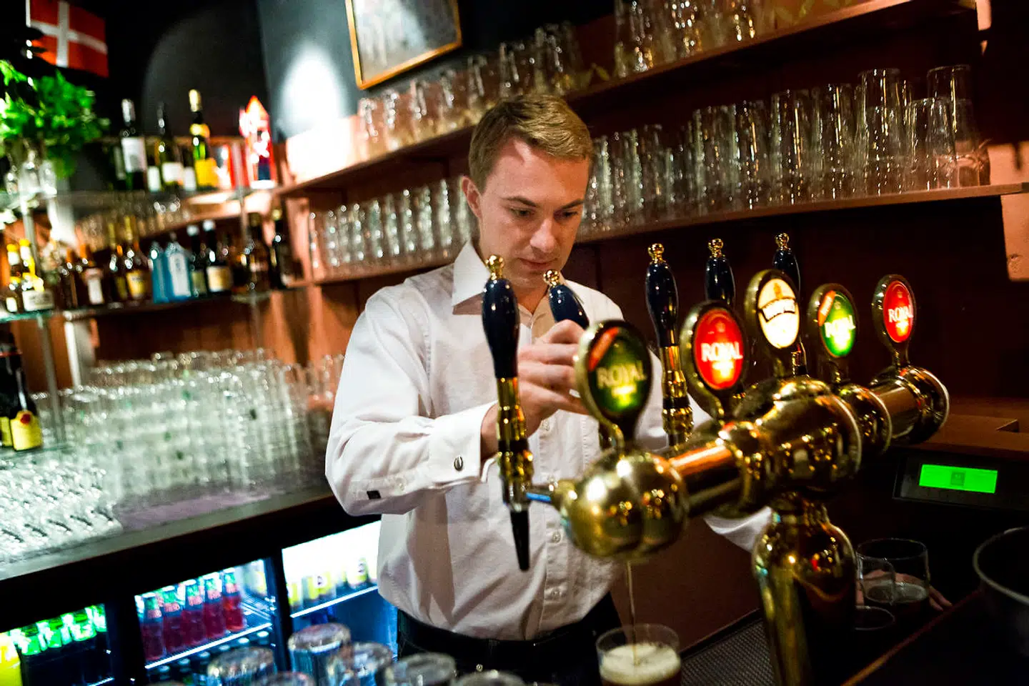 Det er ikke ualmindeligt, at man finder Morten Messerschmidt bag baren i Bakkens Hvile, som ejes af hans kæreste, Dot Wessman. Arkivfoto.