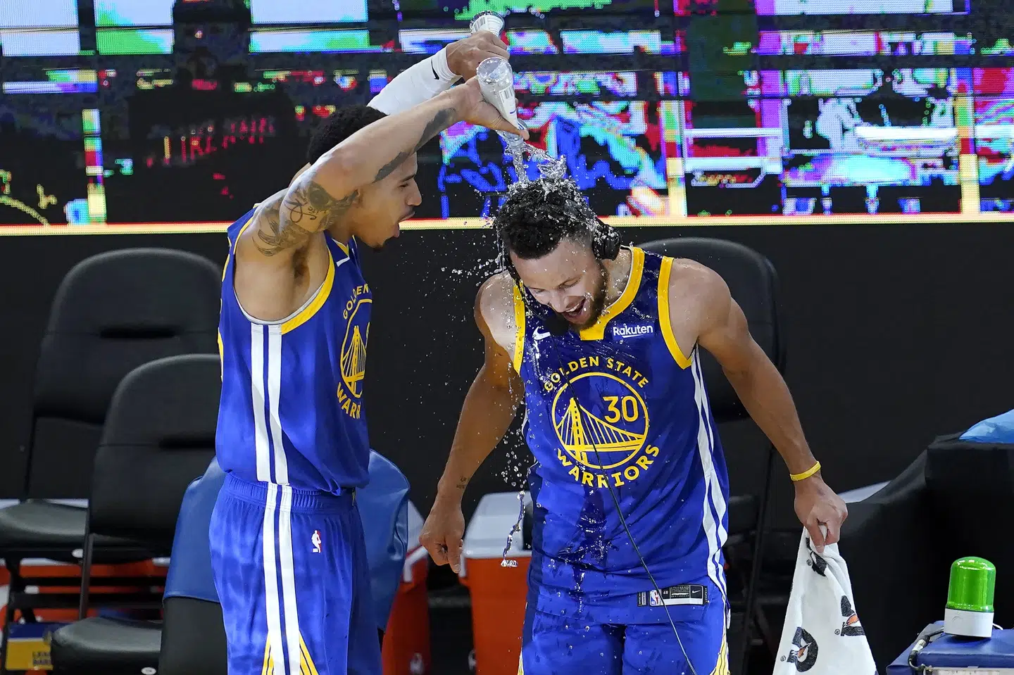 Golden State Warriors-stjernen Stephen Curry (til højre) fejres med vandbad af holdkammeraten Juan Toscano-Anderson. Jeff Chiu/Ritzau Scanpix