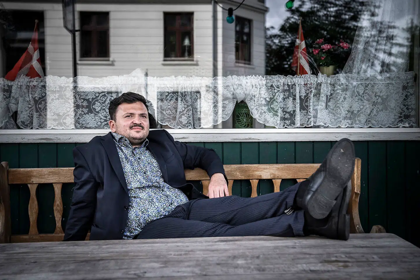 Hvorfor må hundredvis af mennesker forsamles på Københavns søer og i Bilka, men ikke på min restaurant, spørger Umut Sakarya, kok og ejer af restaurant Guldkroen i København.